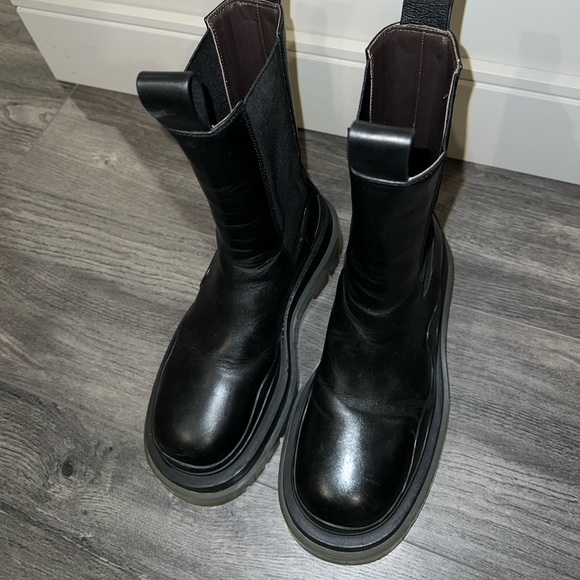 Bottega Veneta Chelsea Boot - Picture 2 of 7